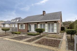 <p><strong>TE KOOP: Vrijstaande woning met 3 slaapkamers en prachtige tuin te Paal! </strong><br />Deze charmante woning gelegen op een perceel van 8a 89ca langs de Beverlosesteenweg in Beringen biedt een uitstekende combinatie van ruimte, comfort en functionaliteit. Dankzij de centrale ligging geniet u van een vlotte bereikbaarheid en bevinden winkels, scholen, openbaar vervoer en andere voorzieningen zich in de nabije omgeving.<br />De woning beschikt over drie volwaardige slaapkamers, die allemaal zijn uitgerust met ingemaakte kasten. Bovendien is de volledige woning voorzien van rolluiken, wat zorgt voor extra comfort en privacy.<br />De gezellige woonkamer met haard vormt het hart van de woning en straalt warmte en huiselijkheid uit. Vanuit de leefruimte heeft u toegang tot de ruime, volledig uitgeruste keuken met eetplaats. Hier geniet u van veel natuurlijke lichtinval en een prachtig zicht op de tuin. De woning werd steeds mooi onderhouden en is bijzonder verzorgd.<br />De badkamer werd recent gerenoveerd en is voorzien van een moderne inloopdouche.<br />Opbergruimte is hier absoluut geen probleem: de woning beschikt over een ruime berging met inbouwkasten, een kelder én een nog in te richten zolder die tal van mogelijkheden biedt.<br />Buiten vindt u een aangenaam terras en een ruime tuin met een prachtig groen uitzicht – de ideale plek om te ontspannen en te genieten van rust en privacy. Daarnaast is de woning ook voorzien van een zonneboiler van 200 liter en zonnepanelen met een vermogen van 5160 Wp.<br /><strong>Ligging: </strong><br />De woning is gelegen langs de Beverlosesteenweg in Beringen en combineert een centrale ligging met een vlotte bereikbaarheid. Dankzij de goede verbindingsmogelijkheden bereikt u zowel het stadscentrum van Beringen als omliggende gemeenten in een mum van tijd.<br />In de nabije omgeving vindt u scholen, winkels, supermarkten, horecazaken en sportfaciliteiten. Ook het openbaar vervoer is gemakkelijk toegankelijk en belangrijke invalswegen bevinden zich op korte afstand.<br />Ondanks de centrale ligging geniet u achteraan van een aangenaam en groen uitzicht.<br /><strong>Indeling: </strong><br />Kelderruimte<br />Gelijkvloers: Inkomhal, woonkamer, keuken, apart toilet, badkamer, 3 slaapkamers, ruime berging<br />Nog in te richten zolder<br /><strong>Troeven: </strong><br />- Prachtig groen uitzicht!<br />- Ruime, volledig uitgeruste keuken! <br />- Zonnepanelen + zonneboiler!<br />- Elektriciteit conform! <br />- Veel opbergruimte! <br />- Centrale ligging! <br />- Carport!<br /><strong>EPC D met certificaatnummer 20260213-0003802342-RES-1</strong><br /><strong>P-score: D</strong><br /><strong>G-score: A</strong><br /><strong>Niet gelegen in signaalgebied, niet gelegen in een afgebakende oeverzone of een afgebakend overstromingsgebied.</strong><br /><strong>Stedenbouwkundige info: woongebied – geen dagvaarding – geen voorkooprecht – bouwvergunning </strong><br /><strong>*Bron bewoonbare oppervlakte EPC</strong></p>
