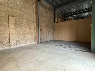 Stockage / opslagplaats van 110 m² in Kuurne.<br />Deze loods heeft 2 poorten en bestaat uit verschillende delen: <br />Rechterpoort:<br />- het gelijkvloers heeft een vloerplaat van 52,70m² (9,23 x 5,71m):<br />- het verdiep is 27,30m² (5,75 x 4,75m) en is reeds ingericht met wandrekken. <br />Linkerpoort: dit is een aparte garage die nog eens +-30m² extra aanbiedt. <br />De afscheiding tussen de 2 gelijkvloerse ruimtes kan opengemaakt worden indien gewenst. <br />De beide poorten zijn 2,32 op 2,77 meter. <br />Er is elektriciteit en water in de loods.