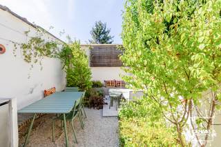 Deze <strong>zeer goed onderhouden woning</strong> is gunstig gelegen in een hippe straat nabij het centrum van Gent, met een vlotte verbinding naar fiets- en wandelpaden, het openbaar vervoer, diverse winkels, trendy eetgelegenheden, scholen en het natuurreservaat Bourgoyen-Ossemeersen.<br /><br />Het gelijkvloers is <strong>volledig open ingericht</strong>, waardoor de woonkamer in verbinding staat met de eetplaats en de achterliggende keuken. Dit creëert een <strong>aangenaam gevoel van openheid</strong>. Vanuit de keuken heeft u rechtstreeks toegang tot de <strong>prachtige stadstuin</strong> achteraan.<br /><br />In 2022 werd de tuin onder begeleiding van een <strong>tuinarchitect</strong> volledig heraangelegd. Het resultaat mag er dan ook zijn: een <strong>trendy en sfeervolle stadstuin</strong> die het genieten van het buitenleven naar een hoger niveau tilt.<br /><br />Op de eerste verdieping bevinden zich een eerste ruime slaapkamer, een douchekamer, een apart toilet en een badkamer met wasruimte, ligbad en dubbele wastafel. De tweede verdieping biedt plaats aan nog <strong>twee slaapkamers</strong>, waarvan één met een mezzanine.<br /><br />Wenst u zelf de charme van deze woning te ontdekken? Maak dan uw afspraak voor een plaatsbezoek via Theo: theo@convas.