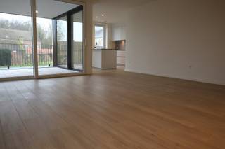 Dit prachtig nieuwbouw luxe appartement is gelegen in het centrum van het prachtig dorpje Bierbeek. Alles is nieuw en pure luxe. EPC heeft label A+ en is dus zeer energiezuinig. <br /><br />De locatie is top: vlakbij een bakker, apotheek, Delhaize, café/brasserie In De Molen, school, vele wandelwegen, het bos en alle uitvalswegen. Het appartement omvat een prachtig moderne keuken voorzien van nieuwe toestellen zoals inductiekookplaat, dampkap Novy, lavabo, vaatwasser, combi oven/microgolfoven en koelkast. <br /><br />Dankzij de ruime leefruimte met zijn groot terras komt u tot alle rust. Verder beschikt het appartement over een badkamer met inloopdouche en badkamermeubel, 2 slaapkamers met een prachtig groen zicht, apart toilet en berging. Op het gelijkvloers beschikt u nog over de grootste parking (18m²) met bijhorende berging voorzien van elektriciteit.<br /><br />Het appartement wordt verwarmd met vloerverwarming dmv een warmtepomp met diepteboring en is voorzien van 8 zonnepanelen zodat uw energie optimaal is. De gemeenschappelijke kosten bedragen slechts € 100 per maand. <br /><br />Wenst u graag een bezoek ? Bel David van LED-on-IMMO op het nummer 0476/98.91.76 of mail naar info@ledonimmo.be. Tot gauw ;)