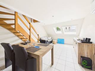 <p><span>Te midden in het centrum van Sint-Truiden vinden we dit dakappartement op de derde verdieping in een kleine residentie.</span></p><p><span>Horeca, handelszaken, scholen, vrijetijdsmogelijkheden, … liggen allemaal op wandelafstand. </span></p><p><span>Eveneens is het treinstation te voet zeer gemakkelijk te bereiken en biedt ze een vlotte verbinding richting Hasselt, Leuven en Brussel. </span></p><p><span> </span></p><p><span>Het gebouw werd midden jaren ’90 volledig gestript en heropgebouwd. In de aankomende zomer zal er nog een volledig nieuw dak geplaatst worden waardoor er geen grote toekomstige investeringen meer nodig zullen zijn. Het gebouw beschikt niet over een lift waardoor de gemeenschappelijke kosten ook gevoelig lager zijn. </span></p><p><span> </span></p><p><span>Betreden doen we het appartement in de leefruimte waar een compacte keukenhoek is voorzien met aangrenzende berging. Het zitgedeelte omvat een woonkamer aan de voorzijde en een centrale eetkamer. Ook de badkamer met douche, lavabo, toilet en aansluiting voor de wasmachine is hier terug te vinden. De slaapkamer ligt op de mezzanine en is bereikbaar via de trap in de woonkamer. </span></p><p><span> </span></p><p><span>Het appartement is al verhuurd sinds augustus 2021, waardoor u onmiddellijk kan genieten van de huuropbrengsten.</span></p><p><span> </span></p><p><span>Pluspunten:</span></p><p><span>- ligging in het centrum</span></p><p><span>- kleine residentie</span></p><p><span>- verwarming dmv lucht/lucht warmtepomp</span></p><p><span> </span></p><p><span>De vermelde bewoonbare oppervlakte is de netto-oppervlakte van de appartement.</span></p>