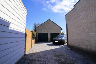 Dit “handelshuis” 1995 was in oorsprong een dokterswoning met 110 m² praktijk en riante 180 m² duplex erboven. Op heden is het ingedeeld in...