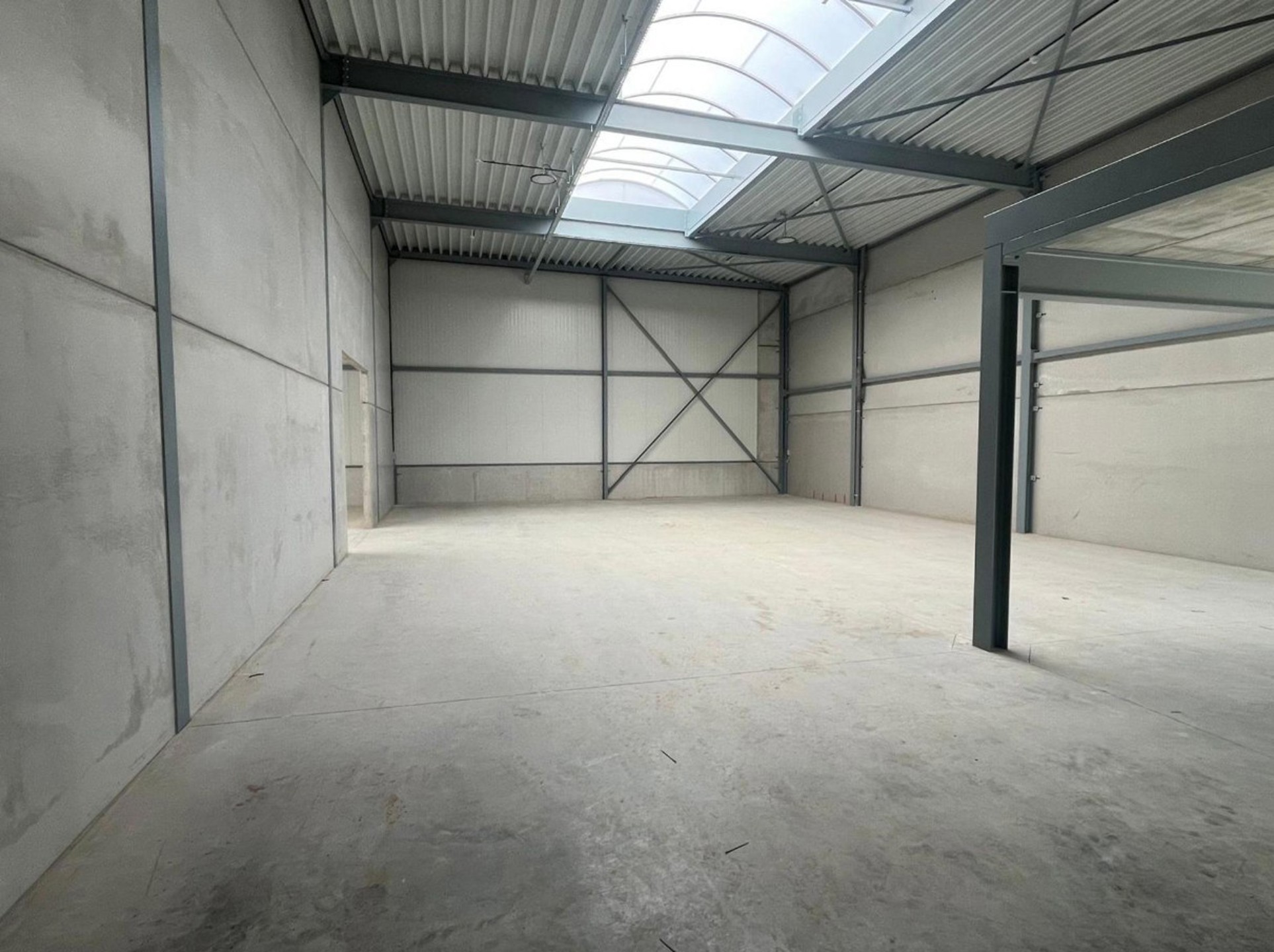 Magazijn van 230m² met ingebouwde mezzanine van 30m²Met 3 parkeerplaatsenVoorzien van 1 sectionaal poort.Nieuw KMO-park.verkoopprijs excl. 21% BTW