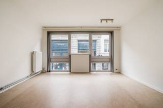 <p><span>Lichtrijk </span><span>2-slaapkamerappartement </span><span>gelegen op de eerste verdieping en bereikbaar met lift en trap.</span></p><p><span>Gelegen in de Mechelse binnenstad, op wandelafstand van winkels, horeca, de Bruul, de Grote Markt en het station.</span></p><p><span>Ook openbaar vervoer en alle dagelijkse voorzieningen bevinden zich vlakbij.</span></p><p><span> </span></p><p><span>Via de privatieve inkomhal kom je in de lichtrijke leefruimte met </span><span>open keuken</span><span>, uitgerust met kookfornuis, dampkap, koelkast en een aansluiting voor de wasmachine.</span></p><p><span>Verder beschikt het appartement over een </span><span>apart gastentoilet</span><span>, badkamer met </span><span>douche en lavabo</span><span> en twee slaapkamers van </span><span>12 m² en 7,5 m²</span><span>.</span></p><p><span>De grootste slaapkamer geeft toegang tot een </span><span>terrasje</span><span>.</span></p><p><span>Daarnaast is er een </span><span>privatieve kelderberging</span><span> en een gemeenschappelijke fietsenstalling aanwezig.</span></p><p><span> </span></p><p><span>Gemeenschappelijke kosten: €60/maand</span></p><p><span>Beschikbaar vanaf 15 oktober 2026.</span></p><p><span> </span></p><p><span>Interesse?</span></p><p><span>Bel ons van maandag tot vrijdag om een bezoek in te plannen.</span></p><p><span> </span></p>
