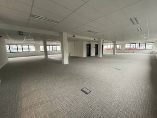 Fantastisch gelegen instapklaar kantoor met een oppervlakte van 343 m² te koop (oppervlaktes mogelijk tussen 343 m² tot 1.862 m²). Dit betreft...