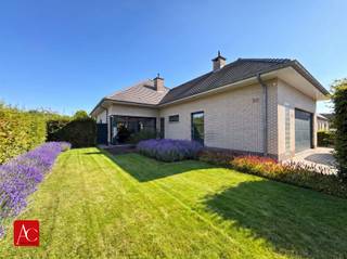 <p><span><strong>Uitstekend afgewerkte villa in een rustige wijk te Melsele, </strong>p<span>lan uw bezoekmoment in via onze website.</span></span></p><p><span><span>Ontdek deze moderne villa in een <strong>zeer rustige, residentiële omgeving</strong> op het einde van een doodlopende straat in Melsele. Een uitzonderlijke woning met een oppervlakte van maar liefst 294m², waar <strong>kwalitatieve afwerking</strong>, <strong>maatwerk</strong>, <strong>comfort</strong> en een <strong>prachtige tuin</strong> samenkomen op een perceel van 956 m².</span></span></p><p><span><span>Dankzij de uitstekende verbinding Antwerpen–Gent vormt dit een ideale uitvalsbasis voor wie rust zoekt zonder in te boeten aan bereikbaarheid.</span></span></p><h2><span><strong>Gelijkvloers</strong></span></h2><p><span><span>De inkomhal met <strong>maatwerk vestiaire</strong> en <strong>gastentoilet met lavabo</strong> verwelkomt u in een sfeer van verfijning. De gelijkvloerse slaapkamer beschikt over een <strong>aanpalende badkamer</strong> met <strong>dubbele lavabo</strong>, <strong>douche</strong> en <strong>apart toilet</strong> — ideaal als master suite of logeerkamer.</span></span></p><p><span><span>De ruime woonkamer biedt een <strong>eetplaats</strong>, <strong>zithoek</strong> en een stijlvolle <strong>sfeerhaard</strong>, perfect voor gezellige avonden. Vanuit zowel de woonkamer als de <strong>kwaliteitsvolle leefkeuken</strong> geniet u van een <strong>mooi zicht op de tuin</strong>. De keuken is uitgerust met <strong>hoogwaardige toestellen</strong> en sluit aan op een praktische <strong>berging/wasplaats</strong> met toegang tot de <strong>ruime kelder</strong>.</span></span></p><p><span><span>Een <strong>garage</strong> en een <strong>grote oprit</strong> vervolledigen het gelijkvloers.</span></span></p><h2><span><strong>Eerste verdieping</strong></span></h2><p><span><span>Hier bevinden zich <strong>drie volwaardige slaapkamers</strong> en een <strong>ingerichte badkamer</strong> met <strong>douche</strong>, <strong>lavabo</strong> en <strong>toilet</strong>. De grote zolderkamer biedt bijkomend potentieel voor een <strong>extra slaapkamer</strong>, hobbyruimte of thuiskantoor.</span></span></p><h2><span><strong>Buitenruimte</strong></span></h2><p><span><span>De woning beschikt over een <strong>mooi aangelegde tuin</strong> met een <strong>aangelegd terras</strong>, ideaal voor ontspanning en buitenleven. Het <strong>tuingebouw</strong> omvat een <strong>loungehoek</strong> en <strong>berging</strong>, waardoor u hier een volwaardige buitenbeleving krijgt.</span></span></p><h2><span><strong>Technieken</strong></span></h2><p><span><span>Deze villa is uitgerust met:</span></span></p><ul><li><span><span><strong>Zonnepanelen</strong></span></span></li><li><span><span><strong>Waterontharder</strong></span></span></li><li><span><span><strong>Vloerverwarming</strong></span></span></li><li><span><span><strong>Elektriciteit conform</strong></span></span></li><li><span><span><strong>Goede EPC‑score</strong></span></span></li><li><span><span><strong>Geen asbest</strong></span></span></li></ul><h2><span><strong>Troeven</strong></span></h2><ul><li><span><span>Zeer kwalitatieve afwerking</span></span></li><li><span><span>Veel maatwerk</span></span></li><li><span><span>Mooie tuin</span></span></li><li><span><span>Grote oprit & ruime garage</span></span></li><li><span><span>Residentiële ligging</span></span></li><li><span><span>Instapklaar</span></span></li><li><span><span>Rustige doodlopende straat</span></span></li><li><span><span>Uitstekende verbinding Antwerpen–Gent</span></span></li></ul><p><span><span>Contacteer ons voor een vrijblijvend bezoek aan deze prachtige eigendom.</span></span></p>