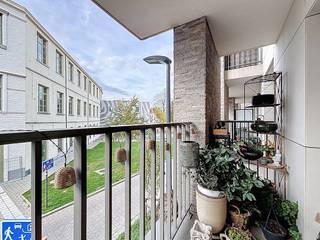 De hoogwaardige afwerking, de ligging, het uitzicht,... zijn slechts enkele zaken die van dit appartement een echt TOPappartement maken. Dankzij de perfecte positionering van het appartement krijgt men zowel vanuit de leefruimte, de keuken alsook op beide terrassen en de beide slaapkamers steeds een optimale aantrekkingskracht naar het licht toe. Het volledige appartement is geschilderd, voorzien van lichtarmaturen en gordijnrails.Indeling: inkomhal met apart gastentoilet en vestiaireruimte - ruime, aangename en lichtrijke leefruimte - volledig geïnstalleerde open keuken (oven, vaatwas, kookplaten, frigo met vriesvak) - berging (met aansluiting voor wasmachine en droogkast) - terras aan beide zijden van de leefruimte - slaapkamer met eigen douchekamer - slaapkamer 2 - badkamer met inloopdouche, bad, dubbel lavabomeubel en toilet.Een autostaanplaats is inbegrepen in de huurprijs van 1380. (1250 + 130 euro per maand)De gemeenschappelijke kosten in de vorm van een provisie bedragen 70 euro per maand en dienen voor het onderhoud van de gemeenschappelijke delen. Beschikbaar vanaf 1/12/2025