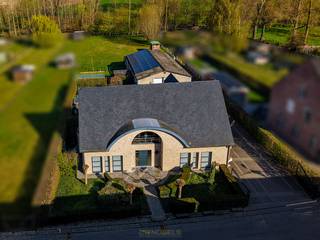 MULTIFUNCTIONELE, RUIME VILLA met een MAGAZIJN VAN 200M² en een prachtige tuin met ACHTERLIGGENDE WEIDE is gelegen op een uitgestrekt perceel in...