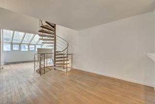 Deze prachtige duplex in de Naamsestraat, gelegen in een prestigieuze wijk, combineert modern comfort met elegantie. Het appartement beschikt over een inkomhal met vestiaire en apart toilet, twee ruime slaapkamers met en-suite badkamers, een lichtrijke leefruimte met volledig uitgeruste open keuken (Miele), eetkamer en meerdere terrassen en balkons. Kelder inbegrepen. Ruime parkeerplaats in het gebouw voor €45.000. Elektriciteit conform en vrij bij akte. Hoogwaardige afwerking, uitstekende ligging en uitzonderlijke lichtinval maken dit een absolute topper. Zeker een bezoek waard!