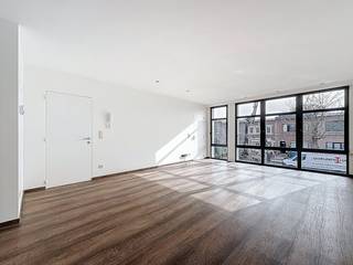 De woning is gelegen in een rustige woonwijk nabij het centrum van Merksem. Ze is gelegen nabij winkels, openbaar vervoer, park, scholen,... De...