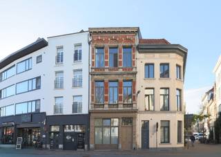 In hartje Antwerpen, aan het gezellige Mechelseplein, ligt deze triplexwoning.Wonen met zicht op het pleinWe starten op de eerste verdieping, waar de...