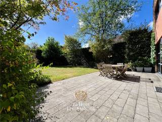 Op een markant hoekperceel in de gegeerde Buizegemlei bevindt zich deze unieke eigendom, bestaande uit twee samengevoegde woningen die samen...