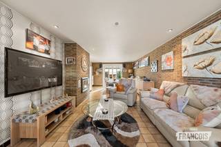 Deze verzorgde woning is gelegen in een rustige woonwijk in Koolkerke, op korte afstand van het centrum van Brugge. Een aangename ligging voor wie rustig wil wonen, maar toch vlot toegang wil hebben tot winkels, scholen, openbaar vervoer en het stadscentrum.<br /><br />Op het gelijkvloers beschikt de woning over een inkomhal met gastentoilet, een ruime woonkamer, een keuken en een veranda. Zowel vanuit de keuken als de veranda is er toegang tot de verzorgde en ruime tuin, waar u in alle rust van het buitenleven kunt genieten.<br /><br />Verder is er een garage die plaats biedt aan een wagen en eveneens als praktische bergruimte kan worden gebruikt. Ook voor de garage is er parkeermogelijkheid.<br /><br />Op de eerste verdieping bevinden zich drie volwaardige slaapkamers en een ruime badkamer met een inloopdouche, dubbele wastafel en toilet. Vanuit de nachthal is er bovendien toegang tot de zolderverdieping, die extra bergruimte biedt.<br /><br />Ook naar de toekomst toe beschikt de woning over enkele interessante voorzieningen. Zo zijn er zonnepanelen aanwezig en werd in de garage een laadpunt voor een elektrische wagen voorzien.<br /><br />Heeft u interesse in een bezoek? Contacteer dan onmiddellijk Giovanni op 0468 43 21 35 of giovanni@immofrancois.be.<br /><br />