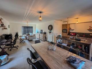 Deze recente woning is rustig gelegen in het centrum van Klerken, deelgemeente van Houthulst.Deze woonst heeft volgende indeling.GELIJKVLOERS:Inkom -...