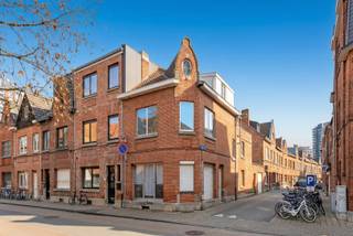 <p><span>Midden in het historisch centrum, op enkele wandelpassen van het station van Leuven, zijn wij verheugd deze te renoveren woning met een gevelbreedte van maar liefst 20 m en met een outdoor parkeerplaats te koop aan te bieden.</span><span><br /></span><span>Deze verrassend ruime woning met als bouwjaar 1930, gelegen op een hoekperceel van 111 m² en met een nuttige oppervlakte van 167 m², omvat op het gelijkvloers een inkomhal met traphal, een gastentoilet, een ruime living met eetgedeelte, een keuken, een badkamer en een stadskoer met garagepoort, perfect voor het parkeren van één wagen. Op de eerste verdieping bevinden er zich een overloop en 3 volwaardige slaapkamers. Hogerop telt de tweede verdieping, tevens de hoogste verdieping, nog een overloop en een vierde slaapkamer. Bovendien beschikt deze degelijke woning nog over meerdere functionele kelders en over een buitenruimte van 30 m². </span><span>Dit eigendom heeft een degelijke constructie maar dient gerenoveerd te worden.<br />Mits de nodige verbouwingswerken uit te voeren kan dit huis veranderd worden in een gezellige, hedendaagse thuis!</span><span><br />Kortom, deze centraal gelegen woning met veel potentieel en parkeerplaats is zeker een bezoek waard. Voor snelle beslissers.</span></p><p><span> </span></p>