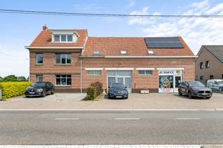 WONEN ÉN ONDERNEMEN ONDER ÉÉN DAK – RUIME WONING MET MULTIFUNCTIONEEL BIJGEBOUWOp zoek naar een eigendom waar je comfortabel kan wonen én ruimte hebt...
