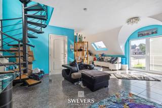 Voor meer info en foto’s, surf naar www.swevers.be – Aan de Anne Ruttenstraat 44/4 in de Heilig-Hartwijk in Hasselt bevindt zich dit instapklare duplexappartement met één slaapkamer. Met een bewoonbare oppervlakte van 63 m², veel natuurlijke lichtinval, een balkon, ruime kelderberging en garage biedt het appartement heel wat praktische troeven. Het appartement ligt op de tweede verdieping van een gebouw uit 2002 en is verdeeld over twee niveaus. Op het eerste niveau bevindt zich de ruime living van 41,08 m² met plaats voor een zit- en eetgedeelte. Dubbele deuren geven toegang tot het balkon van 1,87 m². Aansluitend vindt u de open keuken van 7,12 m² en een apart toilet. Via de interne trap bereikt u de bovenverdieping. Hier ligt de ruime slaapkamer van 17,39 m², voorzien van een dakraam. Ook de badkamer met douche bevindt zich op dit niveau. Zo zijn het leef- en slaapgedeelte praktisch van elkaar gescheiden. Een ruime kelderberging en garage zijn inbegrepen. Het appartement is momenteel verhuurd aan € 767,96 per maand en vormt daardoor ook een interessante opportuniteit voor investeerders. De ligging is gunstig: scholen en openbaar vervoer bevinden zich op circa 500 à 550 meter, winkels op ongeveer 950 meter en het centrum van Hasselt op circa 1 km. De snelwegen zijn bereikbaar op ongeveer 2,3 km. Voor meer informatie, bel 011 255 155. Bron bewoonbare oppervlakte: EPC – verslag.
