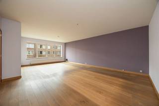 <p><span>Een verrassend ruim en instapklaar appartement van ca. 105 m², gelegen in een rustige, doodlopende straat in Borsbeek, vlak bij Fort 2 en belangrijke invalswegen. Hier woon je comfortabel, licht en praktisch, met twee terrassen én een ondergrondse autostaanplaats,  ideaal voor wie ruimte en rust wil combineren met een vlotte bereikbaarheid.</span></p><p><span> </span></p><p><span>Ruimte &amp; licht als absolute blikvangers</span><span><br />Via de ruime inkomhal kom je in de aangename leefruimte van maar liefst ca. 42 m². Grote ramen zorgen voor een mooie lichtinval, terwijl de parketvloer en neutrale afwerking een warme basis vormen. Er is meer dan voldoende plaats voor een royale zithoek en eetruimte.</span></p><p><span> </span></p><p><span>Koken met zicht op buiten<br /></span><span>De keuken is praktisch ingericht en volledig uitgerust met onder meer inductiekookplaat, combi-oven en voldoende kastruimte. Dankzij de rechtstreekse toegang tot het terras is dit een fijne plek voor een ontbijt of koffiemoment in de buitenlucht.</span></p><p><span> </span></p><p><span>Twee slaapkamers, twee terrassen<br /></span><span>Het appartement beschikt over twee ruime slaapkamers (ca. 14 m² en ca. 16 m²), die allebei toegang geven tot het tweede terras. De kamers zijn rustig gelegen en bieden voldoende plaats voor kasten en bureauruimte. Rolluiken zorgen hier voor extra comfort en privacy.</span></p><p><span> </span></p><p><span>Praktisch comfort, elke dag opnieuw<br /></span><span>De badkamer is uitgerust met een ligbad en dubbele wastafel. Daarnaast is er een aparte berging met aansluiting voor wasmachine en de privatieve verwarmingsketel. Het toilet is afzonderlijk voorzien.</span></p><p><span> </span></p><p><span>Parkeren zonder zorgen<br /></span><span>Bij het appartement hoort een ondergrondse autostaanplaats, verplicht aan te kopen voor een prijs van € 30.000 , met mogelijkheid tot aansluiting van een laadpaal op de bestaande infrastructuur. Het gebouw is verzorgd en geniet van lage gemeenschappelijke kosten.</span></p><p><span> </span></p><p><span>Rustig wonen, vlot verbonden<br /></span><span>Je woont hier in een rustige woonwijk in Borsbeek, met Fort 2 op wandelafstand en een bushalte om de hoek. Dankzij de nabijheid van invalswegen ben je snel onderweg richting Antwerpen of andere steden, terwijl je thuis geniet van stilte en groen.</span></p><p><span> </span></p>