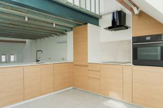 In de Boudewijnsstraat schuilt achter deze unieke gevel een verrassend atelier op 't Zuid.<br /><br />Deze gevel zet meteen de toon voor wat binnen volgt, neem de lift naar de derde verdieping en ontdek het duplex atelier met slaapkamer, vol karakter en charme. Geen standaard wit interieur, maar een speelse gespikkelde vloer, kleurrijke accenten en een toffe uitstraling.<br /><br />De keuken is volledig uitgerust en klaar voor gebruik: praktisch én netjes, net zoals de gerenoveerde badkamer waarbij de wasmachine en droogkast alvast voorzien werden. De open slaapkamer op de bovenste verdieping verleent toegang tot het terras.<br /><br />In de Boudewijnstraat zit je eigenlijk ideaal: je wandelt zo richting het historisch centrum, de Theaterbuurt en het Zuid. Het appartement is onmiddellijk beschikbaar. Onze persoonlijke favorieten in de buurt? ANDY ROASTERS voor een heerlijke koffie en The Finch voor een culinaire avond uit.<br /><br />Graag je nieuwe woning en buurt komen ontdekken? Plan gerust een bezoek in via volgende link: https://jamar.immo/te-huur/unieke-duplex-atelier-nabij-t-zuid/<br />Vragen? Contacteer gerust roxanne@jamar.immo<br /><br />- Huurprijs: 950 EUR<br />- Kosten elektriciteit zijn apart<br />- Gem. kosten: 50 EUR (incl. individueel water)<br />- Huurwaarborg = 3 maanden huur<br />- Huurovereenkomst startende 1 jaar<br />- Kosten plaatsbeschrijving = 50/50 tussen huurder en verhuurder<br /><br />Extra's:<br />- Toplocatie<br />- Warmtepomp<br />- Terras<br />- Karakter