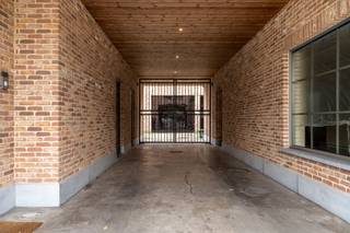 Welkom te Vossenkotstraat 40A te Sint-Niklaas. Op het gelijkvloers vinden we het handelspand terug met een totale oppervlakte van 60m2. Het...