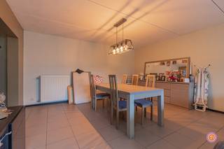 Vandaag nemen we je mee naar de rustige gemeente Bornem. De gemeente staat bekend voor zijn wondermooie fietsroutes doorheen de natuur en natuurlijk de alombekende dodentocht. Scholen, recreatiecentra en openbaar vervoer bevinden zich in een straal van 1km. Verder bevinden zich ook winkels en lokale restaurants op wandelafstand.<br /><br />Bij binnenkomst betreden we de inkomhal die toegang geeft tot de geïnstalleerde badkamer voorzien van een douche en enkele lavabo.<br />Verder kunnen we via de inkomhal de geïnstalleerde keuken terugvinden.<br /><br />De ruime leefruimte van maar liefst 37,5 m² biedt voldoende ruimte voor een eet- en zitruimte. Tevens heeft deze ruimte zicht op de tuin met terras.<br />Verder is het appartement voorzien van een ruime slaapkamer en een gastentoilet.<br /><br />Als extra troef is de tuin voorzien van een zijpoortje.<br />De tuin is westgericht, genieten van een aperitief op een zomeravond was nog nooit zo aangenaam.<br /><br />Het appartement beschikt over een gunstig EPC-label B.<br /><br />Heb je interesse in dit comfortabel gelijkvloers appartement met tuin?<br />Neem gerust contact op via roy@julimmo.be of 0498 62 74 71.