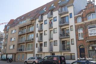 <p>Deze lichtrijke studio met slaaphoek en terras bevindt zich op de <strong>derde</strong> <strong>verdieping</strong> van <strong>residentie</strong> <strong>Château</strong> <strong>D'Epernay</strong> (Koninginnelaan 3) in Middelkerke, vlakbij de winkelstraat en op wandelafstand van het strand.<br /><br />Dankzij de <strong>centrale</strong> <strong>ligging</strong> bevindt u zich op wandelafstand van het strand, het Casino van Middelkerke, de winkelstraat, gezellige restaurants en het openbaar vervoer.<br />De studio is praktisch ingedeeld.<br /><br /><strong>Indeling:</strong></p>
<ul>
<li>Inkom met slaaphoek;</li>
<li>Lichtrijke leefruimte met toegang tot het terras en voorzien van opklapbed;</li>
<li>Open keuken met de nodige toestellen;</li>
<li>Badkamer met douche, toilet en wasmeubel.</li>
</ul>
<p><br /><strong>Troeven:</strong></p>
<ul>
<li>Toplocatie;</li>
<li>EPC B;</li>
<li>Terras;</li>
<li>Lichtrijke leefruimte;</li>
<li>Praktische slaaphoek;</li>
<li>Op wandelafstand van het strand en de winkelstraat</li>
</ul>
<br />Bent u op zoek naar een centrale studio aan zee, <strong>ideaal als tweede verblijf of investering</strong>? Contacteer ons vandaag nog voor een bezoek ter plaatse en ontdek zelf het potentieel van deze eigendom.