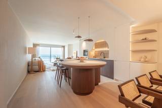 Luxueus gerenoveerd 3-slaapkamerappartement op de Zeedijk in het Zoute. <br />Op een topligging tussen het Albertplein en de wandeldijk. <br />Schitterend gerenoveerd appartement met drie slaapkamers en een adembenemend uitzicht op zee.<br /><br />Indeling:<br />Ruime inkomhal met vestiaire en gastentoilet. De lichtrijke leefruimte met eet- en zithoek sluit naadloos aan op het terras met frontaal zeezicht. De open keuken is volledig uitgerust met Miele-toestellen en afgewerkt met een elegant werkblad in Italiaanse natuursteen (Pietra Bicci). Aansluitend is er een praktische berging/wasplaats.<br />De master bedroom beschikt over ingemaakte kasten en een ensuite badkamer met dubbele lavabo, bad, inloopdouche en toilet. De tweede en derde slaapkamer hebben eveneens ingemaakte kasten en een gedeelde douchekamer met dubbele lavabo, inloopdouche en toilet. <br />Alle badkamers zijn afgewerkt met Mortex en hoogwaardige natuursteen.<br /><br />Privatieve kelder in het gebouw. <br />Mogelijkheid tot de overname van een staanplaats in de residentie of meerdere staanplaatsen in nabij gelegen residenties. <br /><br />De gevel van het gebouw werd volledig gereinigd in het voorjaar van 2025.<br /><br />Dit unieke appartement biedt een perfecte combinatie van luxe, comfort en een uitzonderlijke ligging aan zee.