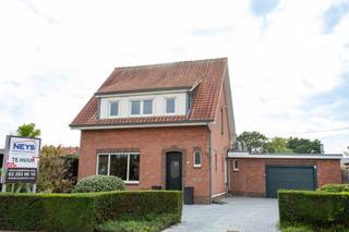 Ruime en lichtrijke woning met drie slaapkamers, een grote leefruimte, volledig uitgeruste keuken, vernieuwde badkamer en inpandige garage. De woning beschikt over een groot terras, een omheinde tuin, tuinhuis en oprit. Daarnaast zijn er zonnepanelen met batterij, airconditioning, een houtkachel, pelletverwarming, rolluiken en vliegenramen aanwezig. Gelegen op een goed bereikbare locatie nabij het station, winkels en scholen. De woning is onmiddellijk beschikbaar voor €1.495 per maand.
