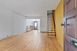 Deze charmante rijwoning ligt in een rustige straat en biedt verrassend veel ruimte en licht. Dankzij de open leefruimtes, de praktische keuken met toegang tot de tuin en de grote zolderverdieping is dit een ideale starters- of gezinswoning.<br /><br /><span><strong>Indeling</strong></span><br /><br /><strong>Gelijkvloers</strong><br />Je komt binnen in een gezellige leefruimte met mooi doorlopende houten vloer, zithoek aan de straatzijde en plaats voor een tv- of bureelhoek. Achteraan sluit een eetplaats aan op de open keuken, waardoor je één aangename leefruimte krijgt van voorgevel tot achterdeur.<br />De keuken is ingericht met voldoende kasten, kookplaat, oven en spoelbak en ligt onder een lichtdoorlatend dak, wat zorgt voor een zeer lichtrijke ruimte. Via de achterdeur bereik je de gezellige stadstuin.<br /><br /><strong>Eerste verdieping</strong><br />Op de eerste verdieping bevindt zich een ruime, volwaardige slaapkamer met houten vloer en meerdere ramen, waardoor de kamer heel licht aanvoelt en makkelijk in te richten is als master bedroom.<br />Op dezelfde verdieping vind je de badkamer met ligbad/douche, lavabomeubel, handdoekdroger en plaats voor een wasmachine. <br /><br /><strong>Zolderverdieping</strong><br />De vaste trap brengt je naar de afgewerkte zolderverdieping met vinylvloer en groot dakvenster. Deze ruimte kan perfect dienen als tweede slaapkamer, bureau, hobbyruimte of speelzolder.<br /><br />Wil je meer info of een bezoek plannen? Neem gerust contact op via 0494/030640 of michael@immovos.be <br /> 