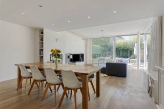 <p><span>Ideale gezinswoning op een uitmuntende ligging nabij alle faciliteiten in de residentiële Molenveldwijk. </span></p><p><span>4 slaapkamers, 2 badkamers en onderhoudsvriendelijk Z-tuin. </span></p><p><span> </span></p><p><span>Indeling:</span></p><p><span>Bij het betreden van deze prachtige woning komt u binnen in een ruime inkom- en traphal, voorzien van een apart gastentoilet. Vooraan bevindt zich een volledig ingerichte, lichtrijke leefkeuken. Deze loopt naadloos over in een sfeervolle leef- en eetruimte met grote schuiframen die uitgeven op het aangelegde terras en de zuidwest-georiënteerde tuin perfect voor lange, gezellige zomeravonden.</span></p><p><span>Op de eerste verdieping bevinden zich drie ruime slaapkamers. Daarnaast is er een volledig uitgeruste badkamer met ligbad, douche, dubbele wastafel in meubel, handdoekdroger én een apart toilet.</span></p><p><span>De bovenste verdieping is ingericht als een volwaardige ouderverdieping, met een royale slaapkamer, een aparte dressing en een ensuite douchekamer.</span></p><p><span>Tot slot beschikt de woning over een garage en een extra staanplaats op de oprit.</span></p><p><span> </span></p><p><span> </span></p><p><span>Bijzonderheden:</span></p><p><span>* Thermostaat</span></p><p><span>* Zonnepanelen met batterij </span></p><p><span>* Airco</span></p><p><span>* Gashaard</span></p><p><span>* Alarmsysteem</span></p><p><span>* Zonnescreens </span></p><p><span>* Asbestveilig </span></p><p><span>* Gunstig EPC label B</span></p><p><span>* Volledig geïnstalleerde keuken</span></p><p><span>* Z-tuin met volledige privacy</span></p><p><span>* Kelder ideaal voor opslag </span></p><p><span>* Beschikbaarheid: 01/10/2026 | standaard huurcontract | 3 maanden waarborg </span></p><p><span> </span></p><p><span>Ligging:</span></p><p><span>Dankzij de centrale ligging zijn scholen, winkels en openbaar vervoer vlot bereikbaar. Bovendien bevinden zich op wandelafstand meerdere speeltuinen, wat deze woning extra aantrekkelijk maakt voor gezinnen.</span></p><p><span>Deze instapklare woning combineert stijl, ruimte en comfort en is een unieke kans voor wie op zoek is naar een moderne en aangename woonomgeving.</span></p><p><span> </span></p><p><span> </span></p>