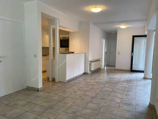 Dit ruime appartement in Melle is gelegen op de begane grond en beschikt over een eigen garage. Met 2 slaapkamers en een bewoonbare oppervlakte van 96.00 m² biedt dit appartement voldoende ruimte voor een gezin of een stel. <br /><br />De EPC-waarde van 204.00 en het energielabel C zorgen voor een energiezuinige woonsituatie. De garage biedt extra opslagruimte en parkeergelegenheid voor 1 auto.<br /><br />De ligging van dit appartement is ideaal, met winkels, scholen en openbaar vervoer op korte afstand. Daarnaast is er ook een goede verbinding naar de snelweg.<br /><br />Dit appartement is ideaal voor wie op zoek is naar een ruime en energiezuinige woning met alle voorzieningen binnen handbereik.<br />1050 euro per maand. info via : immo@poppe.be