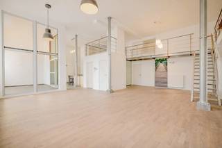 In het prachtige renovatieproject Colleghof in de Oude Houtlei in Gent bevindt zich deze karaktervolle herontwikkeling van het voormalige Sint-Amanduscollege. Gelegen in de historische Gentse binnenstad, op wandelafstand van de Sint-Michielskerk, de Korenmarkt en de Veldstraat, combineert deze locatie rust met het bruisende stadsleven.<br /><br />U betreedt het appartement via de inkomhal die toegang geeft tot de lichtrijke leefruimte met open keuken. De indrukwekkende hoge plafonds zorgen meteen voor een ruim en uniek gevoel. Vanuit de leefruimte heeft u toegang tot het inpandige terras met zicht op een mooie, rustige binnentuin.<br /><br />De mezzanine biedt extra ruimte en is ideaal als bureau, werkplek of leeshoek. Het appartement beschikt over twee volwaardige slaapkamers, elk met een eigen badkamer, wat zorgt voor extra comfort en privacy.<br /><br />Verder is er een ruime berging met aansluiting voor wasmachine en droogkast en 2 toiletten<br /><br />Troeven:<br /><br />- Topligging in het historisch centrum van Gent<br />- Karaktervolle renovatie in voormalig college<br />- Hoge plafonds en mezzanine<br />- Inpandig terras met zicht op binnentuin<br />- 2 slaapkamers met eigen badkamer<br />- Ruime berging<br /><br />Optioneel: mogelijkheid tot aankoop van 2 ondergrondse staanplaatsen (50.000 euro per staanplaats).
