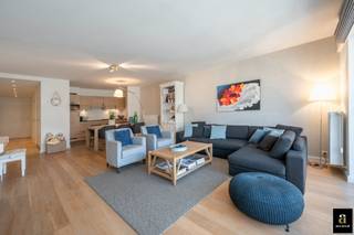 <span>Ruim en lichtrijk drieslaapkamerappartement op toplocatie, op wandelafstand van zee en centrum Knokke, op slechts enkele minuten wandelen van het strand en de Zeedijk. Dankzij de uitstekende ligging geniet u van alle troeven die Knokke te bieden heeft, terwijl u thuiskomt in alle rust en comfort.</span><br /><span>Via de inkomhal met vestiaire en gastentoilet bereikt u de ruime, lichtrijke leefruimte met grote raampartijen die uitgeven op een aangenaam terras. De moderne open keuken is volledig uitgerust met kwalitatieve toestellen en sluit naadloos aan op de leefruimte. Aansluitend bevindt zich een praktische berging/wasplaats.</span><br /><span>De master bedroom beschikt over ingemaakte kasten en een ensuite badkamer met dubbele lavabo, douche en toilet. De tweede volwaardige slaapkamer is eveneens voorzien van ingemaakte kasten en biedt directe toegang tot het zonnige, zuidgerichte terras aan de achterzijde. De derde kamer is momenteel ingericht als bureau met stapelbedden. Daarnaast is er een aparte douchekamer. Verder beschikt het appartement over een privatieve kelderberging en een gemeenschappelijke fietsenberging op het gelijkvloers. Voor extra comfort bestaat de mogelijkheid om een dubbele garagebox in de residentie aan te kopen.</span><br /><span>Een ideale woonst of tweede verblijf voor wie op zoek is naar ruimte, licht, comfort en een uitstekende ligging in het hart van Knokke.</span>