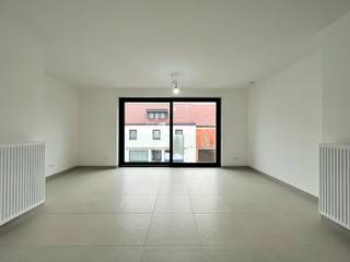 Ruim en nieuw duplex-appartement in de Dorpsstraat te Knokke - Westkapelle. Er zijn drie slaapkamers en een groot zonneterras. Een mooie...