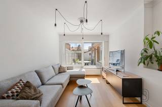 <p>Deze instapklare woning geniet van een rustige ligging en een vlotte bereikbaarheid. Dankzij de zuidgerichte tuin, de garage met uitweg achteraan en de praktische indeling is dit de ideale woning voor wie comfortabel wil wonen.</p><p>Indeling: op het gelijkvloers vindt u een inkomhal, een lichtrijke leefruimte, een keuken met ontbijthoek, een praktische berging en een badkamer uitgerust met douche, lavabo en toilet. De eerste verdieping beschikt over twee volwaardige slaapkamers, een dressing/bureau en een apart toilet. Daarnaast zijn er een zolder en een droge kelder die extra opbergruimte bieden. De woning beschikt over een aangename zuidgerichte tuin en een garage met poort, bereikbaar via de uitweg achteraan. Voor de woning is eveneens parkeergelegenheid aanwezig.</p><p>Troeven: instapklare, gerenoveerde woning, zuidgerichte tuin, garage met poort en uitweg achteraan, centrale verwarming op aardgas, regenwaterput van 5.000 liter, conforme elektriciteit, rustige ligging met vlotte verbindingen.</p><p>Interesse? feline@immobeguin.be</p>