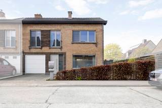 Bent u op zoek naar een ruime gezinswoning in een rustige wijk te Sint-Michiels? Zoek dan niet verder! <br /><br />In de Jan Garemijnstraat te Sint Michiels vinden we deze verrassend ruime en solide woning met een bewoonbare oppervlakte van maar liefst 172 m².<br /><br />Op het gelijkvloers vinden we de inkomhal die toegang geeft tot de lichtrijke leefruimte. De grote ramen zorgen voor een aangename lichtinval en verbinding met de tuin. Aansluitend bevindt zich de keuken die doorgang geeft naar het apart toilet en de inpandige garage.<br /><br />Op de eerste verdieping bevinden zich vier mooie slaapkamers. De badkamer is uitgerust met een inloopdouche en een tweede toilet. Extra opbergruimte vind je op de zolderverdieping.<br /><br />De tuin is een absolute troef: verrassend ruim, verzorgd aangelegd en voorzien van een groot terras. Via de zijkant van de woning is er bovendien een extra toegang tot de tuin. <br /><br />Troeven: <br />- Gunstig EPC-label C! <br />- Inpandige garage<br />- Uitstekende ligging, rustig doch vlakbij belangrijke invalswegen<br /><br />Sted. inlichtingen in aanvraag.<br /><br />Deze prijs is een richtprijs, elk bod boven of onder deze prijs wordt voorgesteld aan de eigenaar <br /><br />Interesse in deze woning? <br />Contacteer Fleur via 0477 82 85 42 of fleur.beernaert@acasa.immo