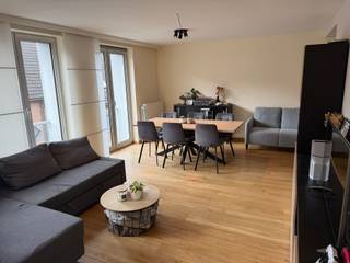 <p><span>GOED ONDERHOUDEN, GEZELLIG EN ENERGIEZUINIG APPARTEMENT MET 2 SLAAPKAMERS EN GROOT TERRAS 21M²</span></p><p><span>1ste verdieping - ligging in centrum nabij Dorpshart en station met vlotte bereikbaarheid via N16, A12 en N17</span></p><p><span> </span></p><p><span>Inkomhal / wc met handwas / living met eetplaats (28m²) / ingerichte keuken (10m²) met toegang tot groot terras (21m²) / berging met was- en stookplaats / nachthal / 2 slaapkamers (12m²; 10m²) met inmaakkasten / nieuwe badkamer met wastafel en inloopdouche.</span></p><p><span> </span></p><p><span>Appartement is voorzien van raamdecoratie.</span></p><p><span> </span></p><p><span>Elektriciteit conform AREI.</span></p><p><span> </span></p>