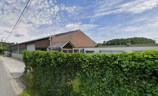 Woonhuis met grote loods, serre bijgebouwen en weiland gelegen in een zeer rustige doodlopende straat op een totaal perceel van 1,9 hectare. Agrarische ligging. <br /><br />- De woning is totaal te renoveren. Gebouwd in 1919-1930.<br /><br />- De loods heeft een oppervlakte van ongeveer 480m² (15 meter op 33 meter). Voorzien van een grote en hoge toegangspoort van 4 meter. Max dakhoogte ongeveer 6 meter. Vergund in 1990.<br /><br />- Serregebouwen waaronder een deel lage serres en een achterliggend deel hoge serres. Vergund 1990.<br /><br />Informeer u naar de mogelijkheden van dit perceel.<br />Contacteer Dupont Vastgoed voor meer informatie op 015 15 15 15 <br /><br /> 