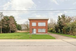 Vous êtes à la recherche d'une propriété avec du potentiel et une mer d'espace tout autour ?  Sur la Spoorweglei 5 à Sint-Katelijne-Waver,...