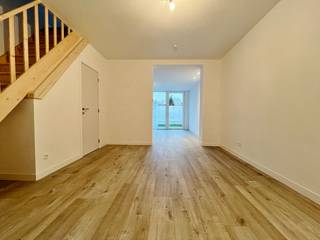 Deze volledig vernieuwde en zeer energiezuinige woning (energielabel A) biedt een praktische indeling en aangenaam wooncomfort.Op het gelijkvloers...