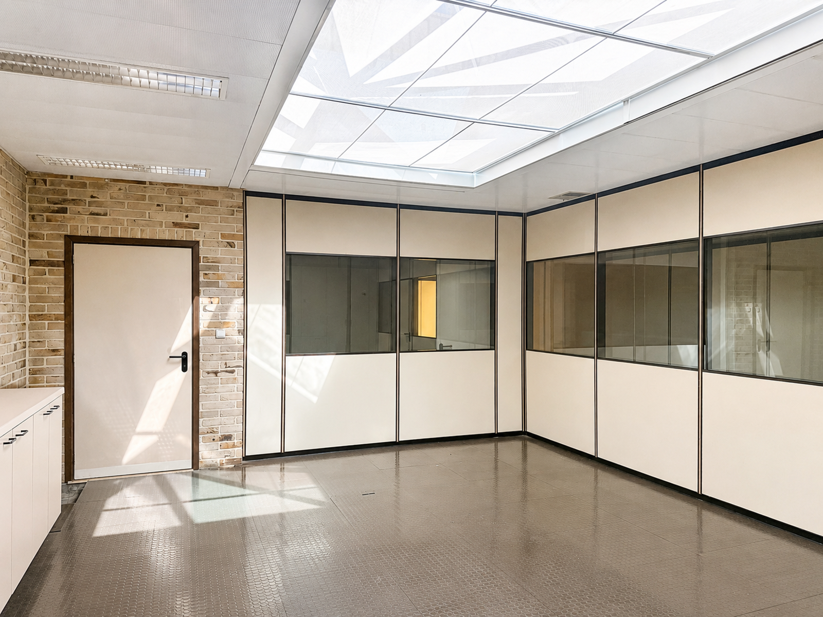 Riant magazijn met kantoorruimte in Berchem te huur - foto 4