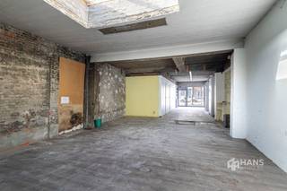 <p><span>Diksmuidelaan 208 - Berchem</span></p><p><span> </span></p><p><span>Handelsgelijkvloers (86 m²) met mogelijkheden in Berchem</span></p><p><span>Op de Diksmuidelaan in Berchem bevindt zich dit handelsgelijkvloers met een oppervlakte van 86 m². De centrale ligging maakt dat het vlot vlot bereikbaar is met de auto en het openbaar vervoer. Het pand wordt casco afgeleverd, waardoor je de ruimte volledig naar eigen wens en volgens de noden van jouw zaak kan inrichten.</span></p><p><span>Het dak werd reeds conform geïsoleerd met 10 cm PIR en de elektriciteit zal conform afgeleverd worden. Verder beschikt het pand over aluminium ramen met enkele en dubbele beglazing en elektrische verwarming.</span></p><p><span>Troeven:<br /></span><span>- </span><span>Oppervlakte van 86 m²<br /></span><span>- </span><span>Casco afwerking – volledig naar eigen wens in te vullen<br /></span><span>- </span><span>Dak conform geïsoleerd (10 cm PIR)<br /></span><span>- </span><span>Elektriciteit conform bij oplevering<br /></span><span>- </span><span>Elektrische verwarming<br /></span><span>- </span><span>Uitstekende ligging</span></p><p><span>Ben je op zoek naar een handelsruimte die je volledig naar eigen smaak kan afwerken? Mis deze kans niet!Bewoonbare opp. 68 m² ref.: bruto vloeropp. EPC-certificaat. Voor meer info of een gratis schatting surf naar www.hansimmo.be</span></p><p><span> </span></p>
