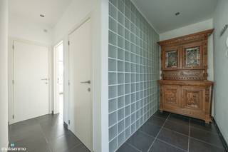 INSTAPKLAAR EN GEMEUBELD APPARTEMENT MET 2 SLAAPKAMERS, 2 AUTOSTAANPLAATSEN EN 2 BERGINGEN NABIJ HET CENTRUM VAN TONGEREN<br /><br />Dit instapklare appartement vinden we terug aan de Astridlaan 91/2 te Tongeren en is gelegen op minder dan 15 minuten wandelen van het centrum. Dankzij de centrale ligging bevinden verschillende voorzieningen zich op wandelafstand. Zo zijn onder andere een Colruyt, Carrefour, bakker en diverse andere voorzieningen op minder dan 400 meter van het appartement gelegen. Ook het openbaar vervoer is vlot bereikbaar. Daarnaast bevindt de autosnelweg zich op slechts 10 minuten rijden, waardoor ook omliggende steden gemakkelijk bereikbaar zijn.<br /><br />Het appartement is gelegen op de eerste verdieping en is bereikbaar via de trap. De indeling is als volgt:
<ul>
<li><span>Inkomhal.</span></li>
<li><span>Woonkamer met aangename zit- en eetruimte.</span></li>
<li><span>Keuken.</span></li>
<li><span>Twee slaapkamers, waarvan één slaapkamer voorzien is van praktische inbouwkasten.</span></li>
<li><span>Badkamer met enkele lavabo, toilet en douche.</span></li>
</ul>
Daarnaast beschikt het appartement over twee autostaanplaatsen: één aan de voorzijde van het gebouw en één in de garage. Het appartement beschikt bovendien over twee kelders in de garage, die extra bergruimte bieden en onder andere geschikt zijn voor het stallen van fietsen.<br /><br />De bewoners kunnen eveneens gebruikmaken van de gemeenschappelijke tuin, waarvan het onderhoud wordt voorzien.<br /><br />Het appartement wordt gemeubeld verhuurd en de meubels zijn inbegrepen in de huurprijs. Ook de wasmachine en droogkast behoren tot de verhuur en blijven ter beschikking van de huurder. Er zijn geen gemeenschappelijke kosten verbonden aan het appartement.<br /><br />Wilt u graag een bezichtiging inplannen voor dit gemeubelde en instapklare appartement? Contacteer ons dan vrijblijvend via info@matisimmo.be.<br />