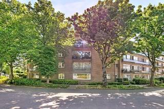 Dit <strong>dakappartement </strong>heeft <strong>3 slaapkamers </strong>en veel buitenruimte. Het appartement is gelegen vlakbij het prachtige <strong>Rivierenhof</strong>, de groene long van Antwerpen; ideaal om te fietsen, wandelen of relaxen tussen de vijvers en bomen. Een oase van rust te midden van de stad. Het appartement telt drie ruime slaapkamers en een groot zonneterras waar je in alle rust kunt genieten. Uiterst goede bereikbaarheid met gemakkelijke tram- en busverbindingen richting het centrum.<br /><br /><strong>Indeling:</strong><strong> </strong><br />Inkomhal; vooraan 2 slaapkamers; badkamer met ligbad, dubbele lavabo en toilet. Ruime leefruimte met toegang tot het terras; aparte keuken. Achteraan 3e slaapkamer met aansluitend wasruimte; individuele kelderberging.<br /><br /><strong>Bijzonderheden:</strong>
<ul>
	<li>Ruim, zonnig terras.</li>
	<li>3 slaapkamers.</li>
	<li>Rustige, groene wijk met goede verbindingen.</li>
	<li>Alg. kosten: €145,- inclusief provisie water.</li>
</ul>