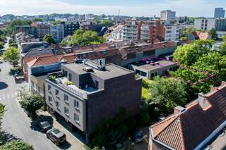 <p>Nabij het centrum van Gent, omgeving Coupure, vinden we dit tweeslaapkamer appartement met tuin en ondergrondse staanplaats. Het appartement is vlot bereikbaar en is gelegen in de onmiddellijke nabijheid van het openbaar vervoer, belangrijke invalswegen, buurtwinkels en dit op wandelafstand van het historische stadscentrum. De indeling is als volgt: inkom, gastentoilet, berging, leefruimte met open keuken, badkamer, 2 slaapkamers. <br /><br />De maandelijkse huurprijs bedraagt 1.200 euro, te vermeerderen met 50 euro/maand voor de vaste kosten. EGW niet inbegrepen. EPC label B (141 kWh/(m2 jaar) )<br /><br />Handig om weten: na het ondergronds parkeren kan u via een privatieve trap rechtstreeks de tuin van het appartement betreden. <br /><br />Bezoek mogelijk na afspraak met Serge van Center Office via 0485/61 59 22</p>