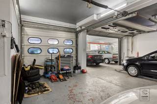 <p>Commercieel pand/autogarage op een uitstekende locatie aan de Bisschoppenhoflaan in Deurne, een belangrijke invalsweg met uitstekende bereikbaarheid en hoge visibiliteit. Dankzij de strategische ligging geniet het pand van een vlotte verbinding met de omliggende gemeenten en de Antwerpse ring, wat het bijzonder interessant maakt voor een garage- of automotive gerelateerde activiteit.<br /><br />Het pand beschikt over een ruime werkplaats met balie/bureau, ideaal voor klantenontvangst en administratie. De werkplaats is toegankelijk via twee sectionaalpoorten en heeft een vrije hoogte van ca. 3,20 meter. Er is één autobrug aanwezig, die in het pand blijft staan. Vanuit de werkplaats is er tevens toegang tot een kelderruimte met poetsbrug, die bijkomende mogelijkheden biedt voor werkzaamheden of extra opslagruimte. Verder is het pand voorzien van een apart toilet en een kleine kitchenette. Achter het bureau bevindt zich nog een aparte ruimte die kan worden ingericht als kantoor, eetruimte of polyvalente ruimte voor personeel. Buiten beschikt het perceel over voldoende buitenruimte, wat ideaal is voor het stockeren of parkeren van meerdere wagens.<br /><br />Extra:<br />- Perceelscore D, gebouwscore C, woongebied, Vg, Gmo, Gvkr, Gvv. <br />- Het pand werd voorheen verhuurd aan € 2.500 / maand (incl. btw), wat dit ook een interessant opbrengsteigendom maakt.</p><p>- Maatregelenregister in aanvraag.<br /><br />Voor meer info ga naar www.coenenvastgoed.be of bel 03/375.82.92</p>