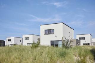 <p><span>Met een bijzondere architectuur en de landscape van duinen en water biedt kan je in deze vakantiewoning optimaal genieten van een oase van rust in een prachtige, natuurlijke omgeving. Het bevindt zich op 200 meter van het strand en de zee, nabij een splinternieuw zwembad én sportcomplex. Op zoek naar een tweede verblijf aan zee, of een prima investering? Contacteer ons alvast voor meer info én met plezier maken we een afspraak om dit samen eens ter plaatste te ontdekken. Alle gepubliceerde prijzen zijn excl. kosten én BTW.</span></p>