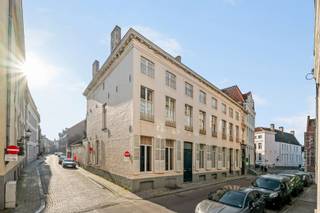 In het historische hart van Brugge bevindt zich een van de meest indrukwekkende herenhuizen van de stad. Dit uitzonderlijk brede hoekpand is...
