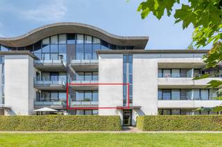 Appartement prêt à emménager (premier étage) le long de la Raadsherenlaan avec 2 chambres, un espace de vie lumineux, 2 terrasses (12m2) et la possibilité d'acheter un garage souterrain (25 000,00 euros). Cet appartement à vendre (90m² de surface habitable, EPB B : 122) bénéficie d'un emplacement central mais calme dans un environnement adapté aux enfants à proximité du centre de Sint-Kruis (Bruges), des transports en commun, des commerces de proximité, des grands magasins, des écoles, des centres sportifs et avec une connexion facile vers Bruges, Damme, Knokke, Maldegem...<br />Disposition :<br />* Premier étage (environ 90 m²) :<br />- Hall d'entrée spacieux (10m2) avec toilettes invités ;<br />- salon lumineux (33m2) avec fenêtre coulissante qui vous donne accès à la terrasse ensoleillée ;<br />- cuisine séparée et meublée (12m2) avec four, plaque vitrocéramique, hotte, double évier, réfrigérateur et placards ; <br />- un débarras pratique et spacieux (5 m2) adjacent à la cuisine avec raccordement pour le lave-linge, le système de chauffage central et le système de ventilation ;<br />- 2 chambres (15m2 et 11m2) avec terrasse attenante ;<br />- salle de bain (4m2) avec douche, lavabo dans le meuble + espace de rangement supplémentaire ;<br />* Niveau -1 :<br />- Rangement privé au sous-sol ;<br />- Possibilité d'acheter un box de garage privé souterrain (25 000,00 euros).<br /><br />CPE : 122 kWh/m²<br />CPE : <br /><br />Registre des mesures: non
