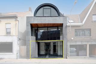 In het centrum van Meulebeke bevindt zich dit karaktervolle pand, bij velen gekend als de voormalige stoffenwinkel Paris Belle, jarenlang...